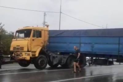 На трассе под Новороссийском грузовик перегородил дорогу