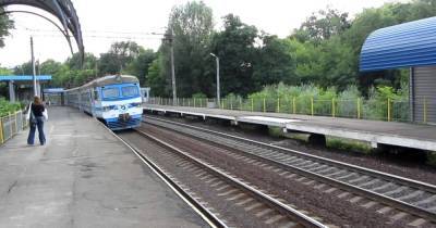 В Киеве маленькие ромы остановили поезд и забросали его камнями (ВИДЕО)