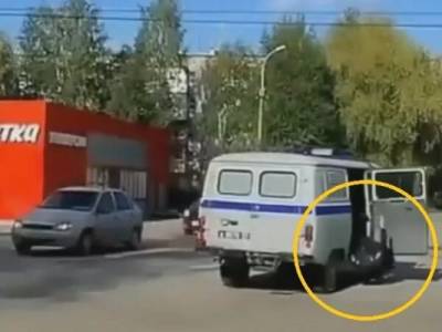 Полицейский выпал из служебного автомобиля на проезжую часть — видео