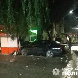 В Запорожской области автомобиль влетел в магазин. Фото
