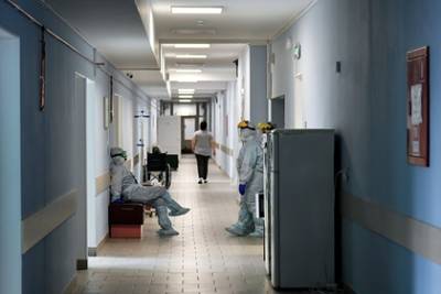 В больнице пациент ранил ножом двух пожилых россиян