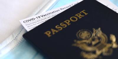 Во Франции обязали граждан иметь COVID-паспорта для посещения ресторанов и поездок на транспорте
