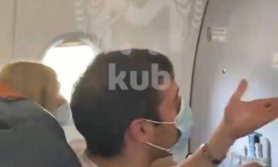 Скандал из-за маски на рейсе Сочи-Москва сняли на видео пассажиры