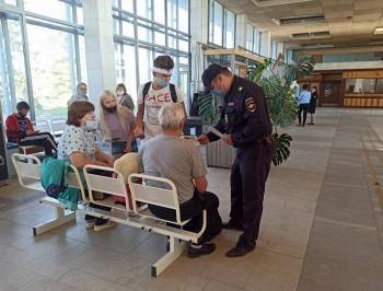 В аэропорту Вологды полицейские подготовили пассажиров к «Безопасному рейсу»