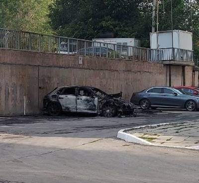 В Магнитогорске сгорел Porsche владельца популярных ресторанов
