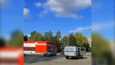В России полицейский выпал на ходу из служебной "буханки" (видео)