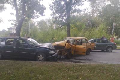 Пьяный водитель в Великих Луках протаранил два легковых автомобиля
