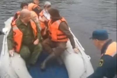 Осипов выложил видео о том, как жители Урюма в Забайкалье добираются до села на лодке