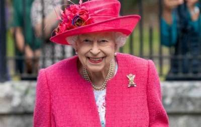 Королева выбирает розовый: Елизавета II восхитила новым выходом в женственном образе (ФОТО)