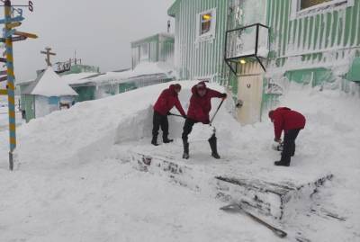 В Антарктиду пришла зима: ветер 33 метра в секунду, двухметровые сугробы и лютый мороз