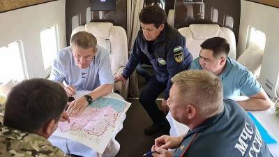 Глава Башкирии наблюдает за лесными пожарами с вертолёта