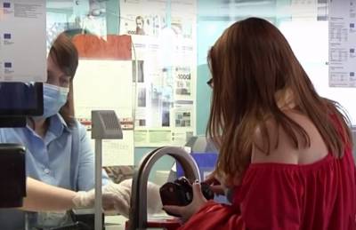 "Есть дресс-код?": в метро Харькова не пустили девушку из-за внешнего вида, видео