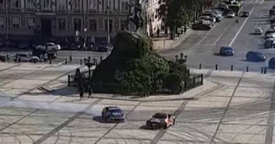 В Киеве неизвестные устроили дрифт на Софиевской площади (ВИДЕО)