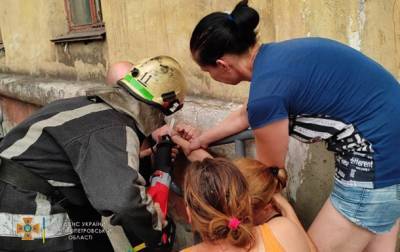 В Кривом Роге дети пристегнули наручниками мать: на помощь пришли спасатели