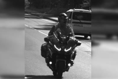 В Ленобласти начали поиски мотоциклиста-метателя камней