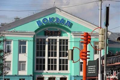 Новые часы установили на здании железнодорожного вокзала в Кемерове