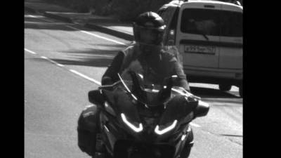В Токсово мотоциклист на скорости попытался сбить камнем передвижную камеру