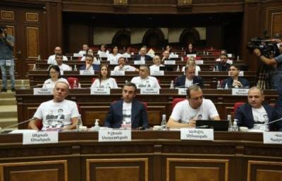 Ваге Акопян - Власть и оппозиция Армении поспорили в парламенте о социальном кризисе - eadaily.com - Армения