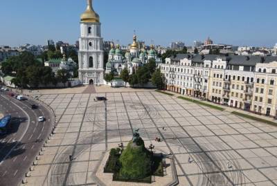 Дрифт спорткаров на Софийской площади: в киевской мэрии заявили, что разрешение не давали