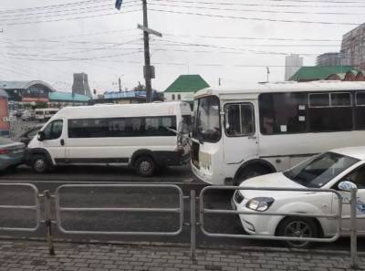 В Челябинске столкнулись две маршрутки и легковушка