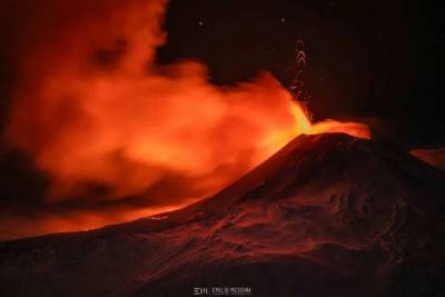 Этна вновь начала извергаться на Сицилии (видео) - lenta.ua - Украина - Италия - Сицилия