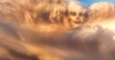 "Волосы дыбом": подросток сделал невероятное фото человеческого лица в облаках