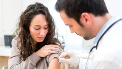 Шмелева считает неприемлемой принудительную вакцинацию студентов
