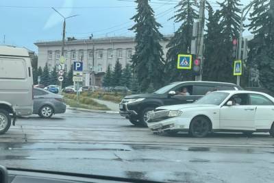 В Туле на перекрестке Советской и Староникитской улиц столкнулись две легковушки