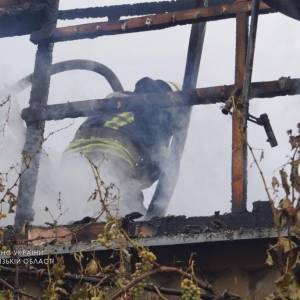 В Шевченковском районе загорелась крыша дома. Фото. Видео