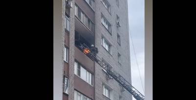 На Мичурина полыхает балкон многоэтажки (видео)