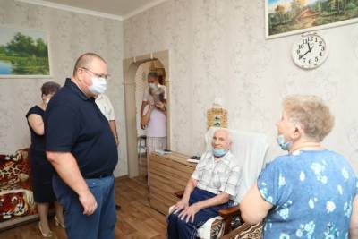 Олег Мельниченко пообщался с ветераном о качестве воды