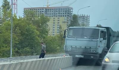 В Тюмени из-за аварии на развязке возникла пробка на Объездной дороге в 3 километра