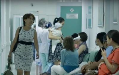 Беременные украинки приехали на прием к врачу по жаре: их настигли неприятности, детали
