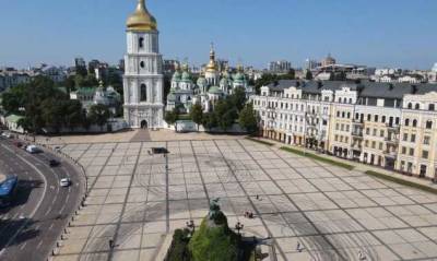 В Киеве при съемках рекламы дрифтующие автомобили испачкали плитку на Софийской площади