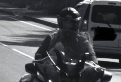 В Ленобласти мотоциклист попытался камнем вывести из строя камеру, замеряющую скорость