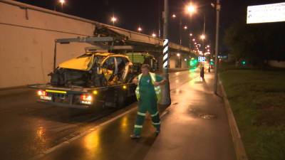 Видео последствий смертельной аварии с участием такси в Москве