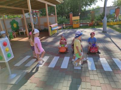 Малыши на детских автомобилях учатся пропускать пешеходов