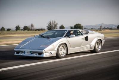 В честь 50-летнего юбилея культовой Lamborghini Countach бренд возродит модель в формате электрического гибрида