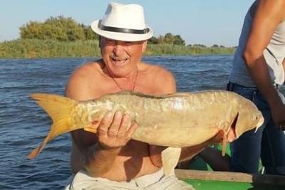 Рыбак показал редкий улов в Астраханской области