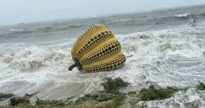 В Японии тайфун унес в море скульптуру за три миллиона долларов (видео)
