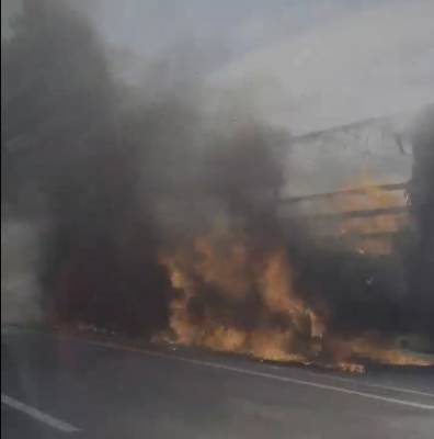 В Ленобласти на трассе М-11 заметили горящий большегруз — видео
