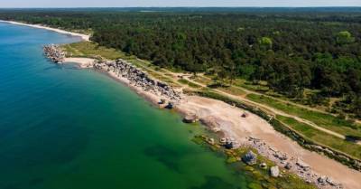Названы самые замусоренные морские пляжи в Латвии