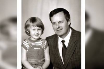 Собчак опубликовала детское фото с отцом в день его рождения