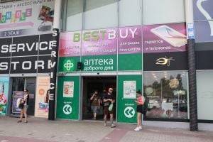 Украинцев хотят массово прививать в магазинах. Фото