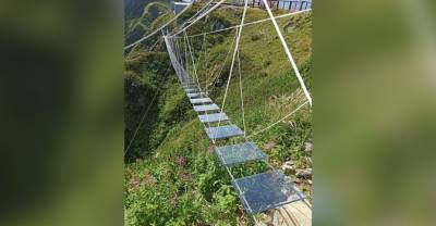 Первый в России стеклянный подвесной мост появился в горах Сочи