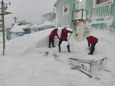 "В Антарктиду наконец пришла зима". Украинских полярников на станции "Академик Вернадский" замело снегом