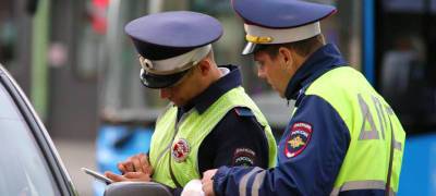 Водителей автобусов в Карелии оштрафовали за непристегнутые ремни и разговоры по телефону