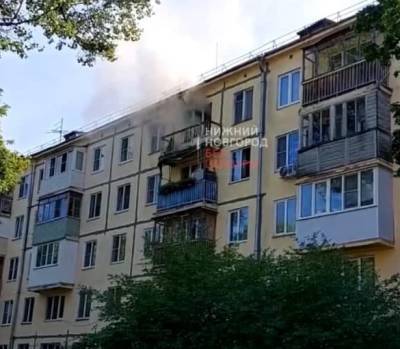 Двоих детей и восьмерых взрослых эвауировали из горящего дома в Московском районе