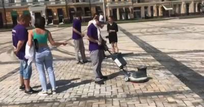 Организаторы дрифта на Софийской площади безуспешно пытаются отмыть брусчатку, — нардеп (видео)