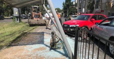 В Одессе от столкновения авто упала трамвайная остановка, пострадали люди (ФОТО, ВИДЕО)
